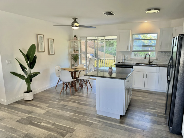 Charming Two Bedroom Duplex Close to Vanderbilt Beach