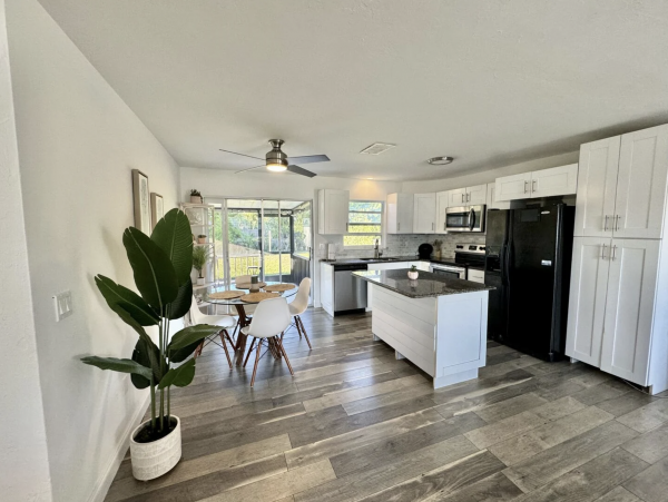 Charming Two Bedroom Duplex Close to Vanderbilt Beach