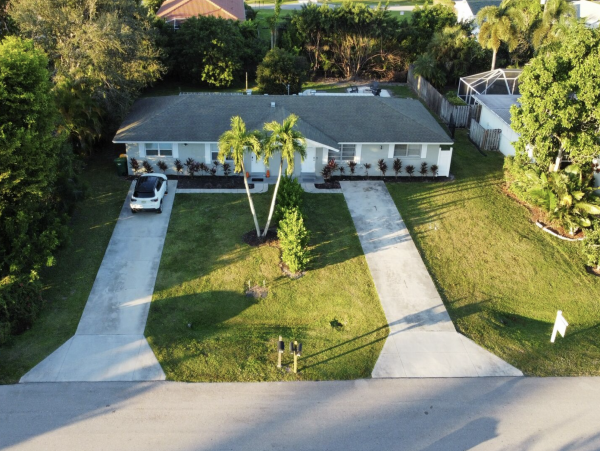 Charming Two Bedroom Duplex Close to Vanderbilt Beach