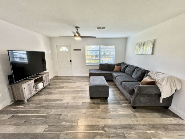 Charming Two Bedroom Duplex Close to Vanderbilt Beach