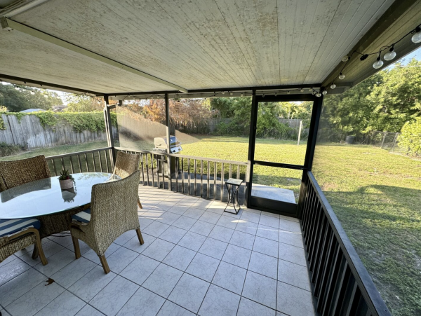 Charming Two Bedroom Duplex Close to Vanderbilt Beach