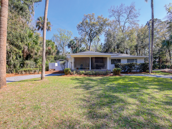 Charming 3 Bedroom Vacation Home Close to Beach