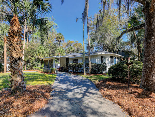 Charming 3 Bedroom Vacation Home Close to Beach