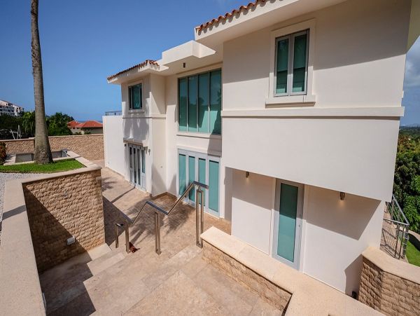 Luxury Five Bedroom Villa with Ocean Views