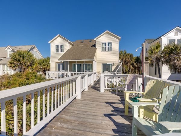 Folly Beach Classic Beach House Right on the Beach Sleeps 14 Guests