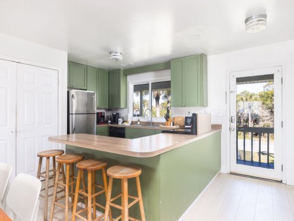 Folly Beach Classic Beach House Right on the Beach Sleeps 14 Guests