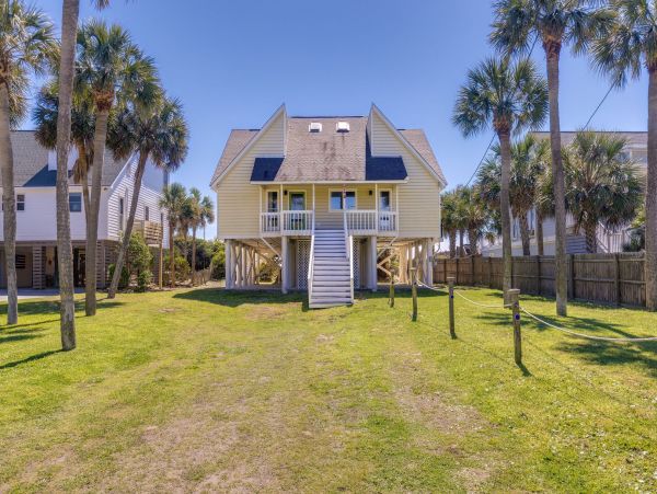 Folly Beach Classic Beach House Right on the Beach Sleeps 14 Guests