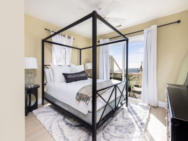 Folly Beach Classic Beach House Right on the Beach Sleeps 14 Guests