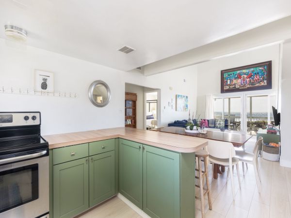 Folly Beach Classic Beach House Right on the Beach Sleeps 14 Guests