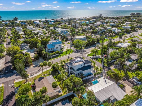 Holmes Beach Stunning Four Bedroom Vacation Home