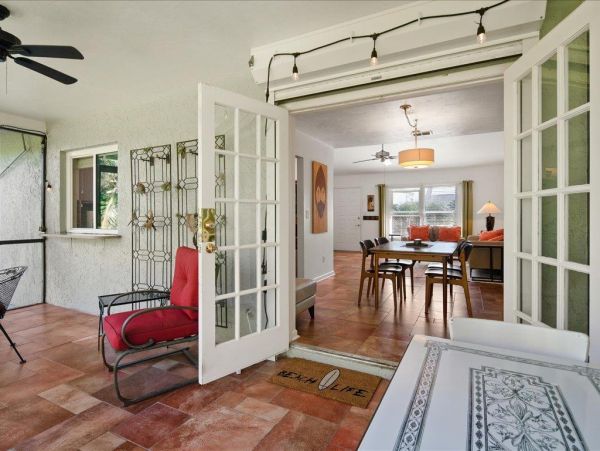 Bright & Cheerful Florida Style Ranch Home in Marco Island