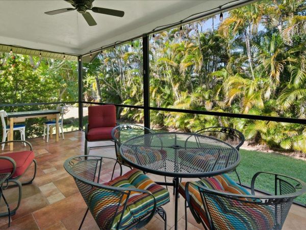 Bright & Cheerful Florida Style Ranch Home in Marco Island