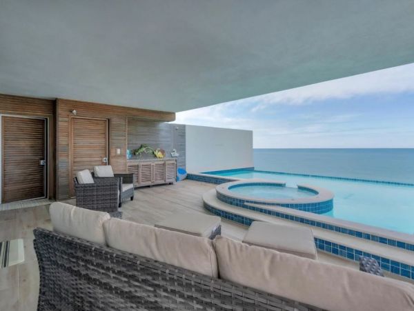 Luxury Beach Front Englewood Vacation Condo