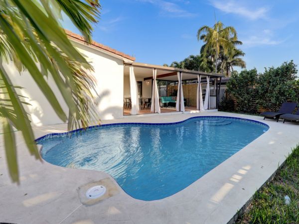 Explore Hollywood: Stylish Vacation Rental Home