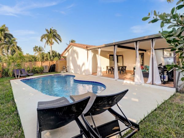 Explore Hollywood: Stylish Vacation Rental Home