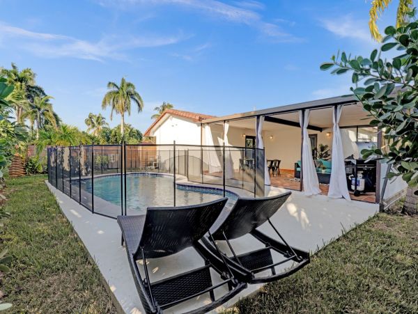 Explore Hollywood: Stylish Vacation Rental Home