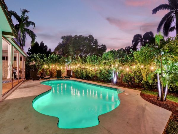 Explore Hollywood: Stylish Vacation Rental Home
