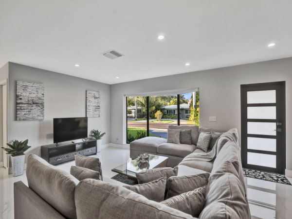Explore Hollywood: Stylish Vacation Rental Home