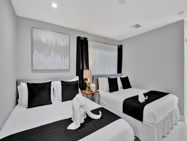 Explore Hollywood: Stylish Vacation Rental Home