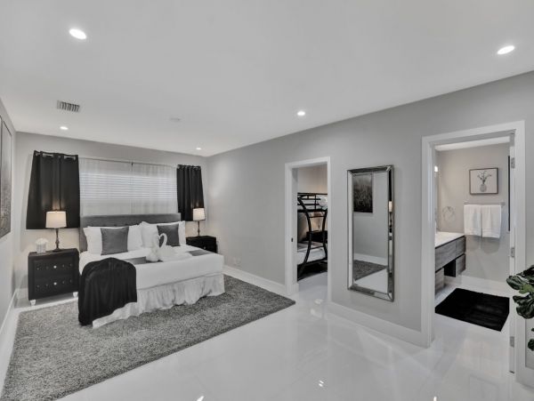 Explore Hollywood: Stylish Vacation Rental Home