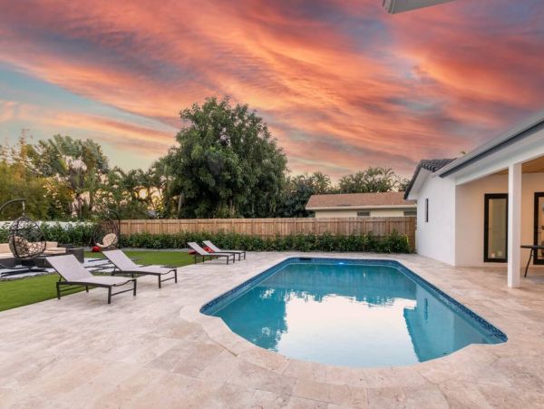 Hollywood Vacation Pool Home Five Bedroom