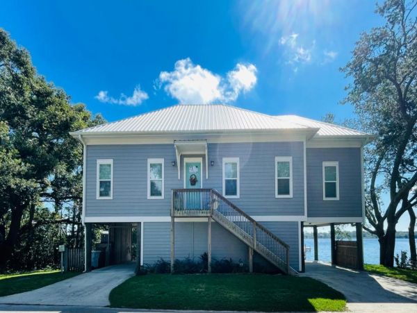 Bayfront Home Four Bedrooms with Private Pier, Patio & Amazing Water Views
