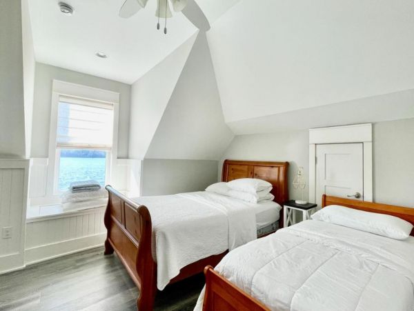 Bayfront Home Four Bedrooms with Private Pier, Patio & Amazing Water Views