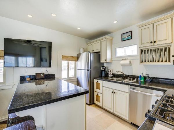 Walk to Beach San Diego Vacation Condo One Bedroom