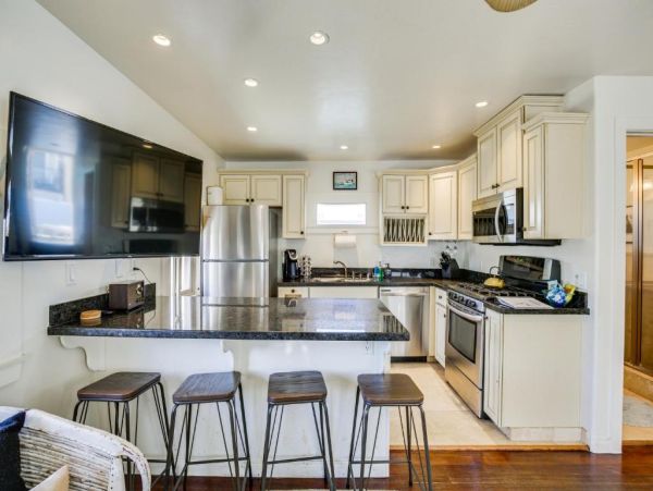 Walk to Beach San Diego Vacation Condo One Bedroom