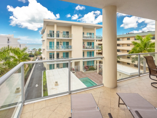 Gulf Views Siesta Key Vacation Condo with 2 Bedroom & Pool