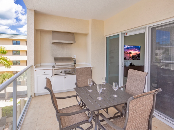 Gulf Views Siesta Key Vacation Condo with 2 Bedroom & Pool