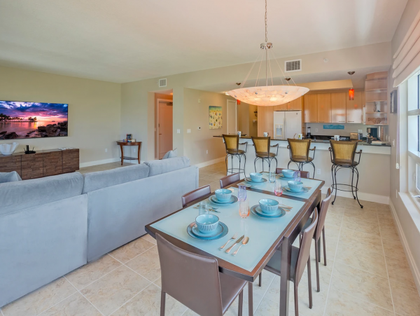 Gulf Views Siesta Key Vacation Condo with 2 Bedroom & Pool