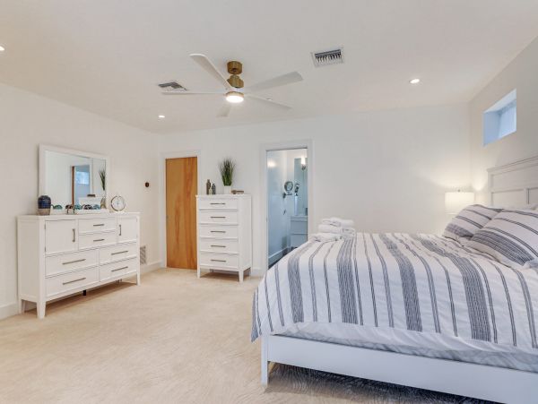 Siesta Key Haven with 3 Bedrooms & Canal Views
