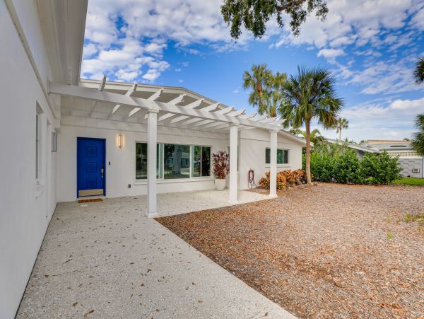 Siesta Key Haven with 3 Bedrooms & Canal Views
