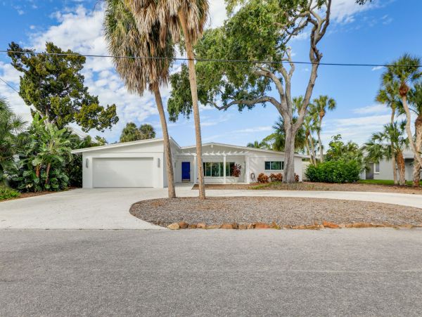 Siesta Key Haven with 3 Bedrooms & Canal Views