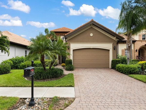 Charming Three Bedroom Vacation Pool Home in Naples