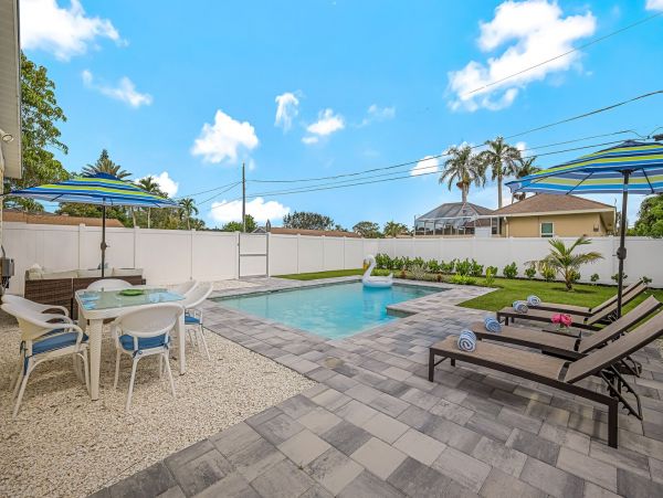 Delightful Coastal 3 Bedroom Vacation Pool Home