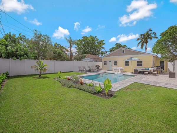 Delightful Coastal 3 Bedroom Vacation Pool Home