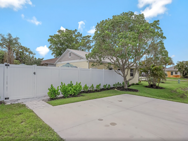 Delightful Coastal 3 Bedroom Vacation Pool Home