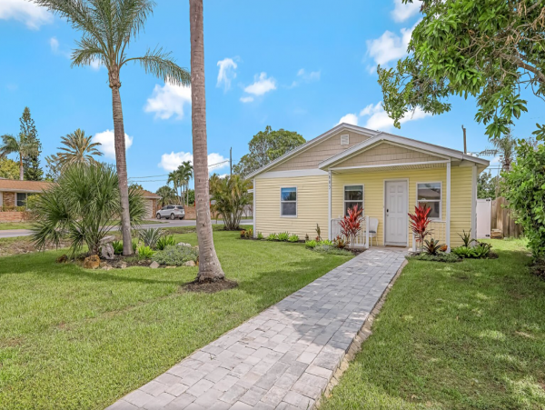Delightful Coastal 3 Bedroom Vacation Pool Home