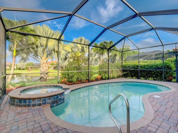 Exceptional Three Bedroom Vacation Home with Caged Pool/Spa in Naples