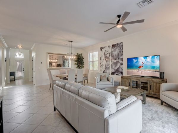 Exceptional Three Bedroom Vacation Home with Caged Pool/Spa in Naples