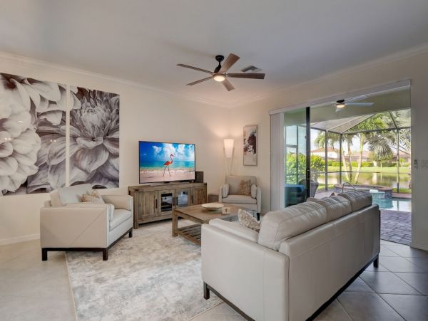 Exceptional Three Bedroom Vacation Home with Caged Pool/Spa in Naples