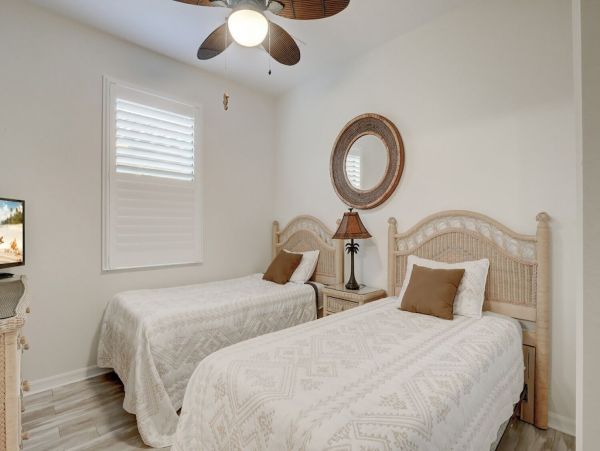 Exceptional Three Bedroom Vacation Home with Caged Pool/Spa in Naples
