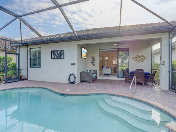 Exceptional Three Bedroom Vacation Home with Caged Pool/Spa in Naples