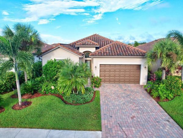 Exceptional Three Bedroom Vacation Home with Caged Pool/Spa in Naples