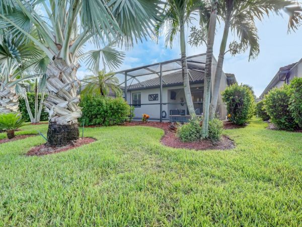 Exceptional Three Bedroom Vacation Home with Caged Pool/Spa in Naples