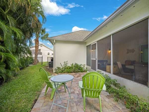 Walk to Beach Vcacation Duplex Two Bedroom