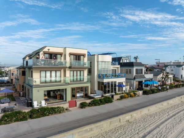 Oceanfront Three Bedroom Vacation Rental in Mission Beach