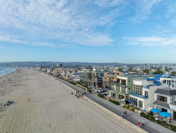 Oceanfront Three Bedroom Vacation Rental in Mission Beach